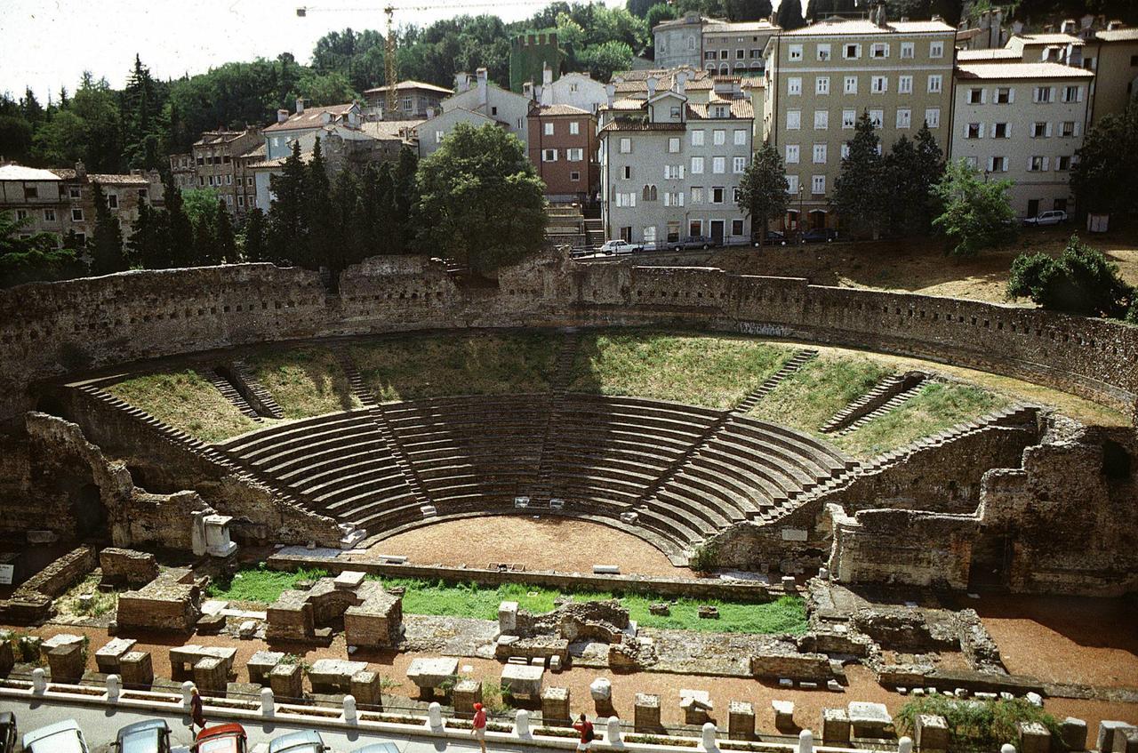 Residence Teatro Romano Τεργέστη Εξωτερικό φωτογραφία